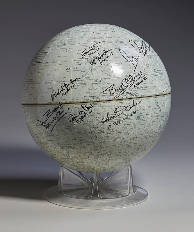 Глобус Луны, подписанный лично Алексеем Леоновым, первым из людей, вышедшим в открытый космос, продаётся за 4—6 тысяч долларов