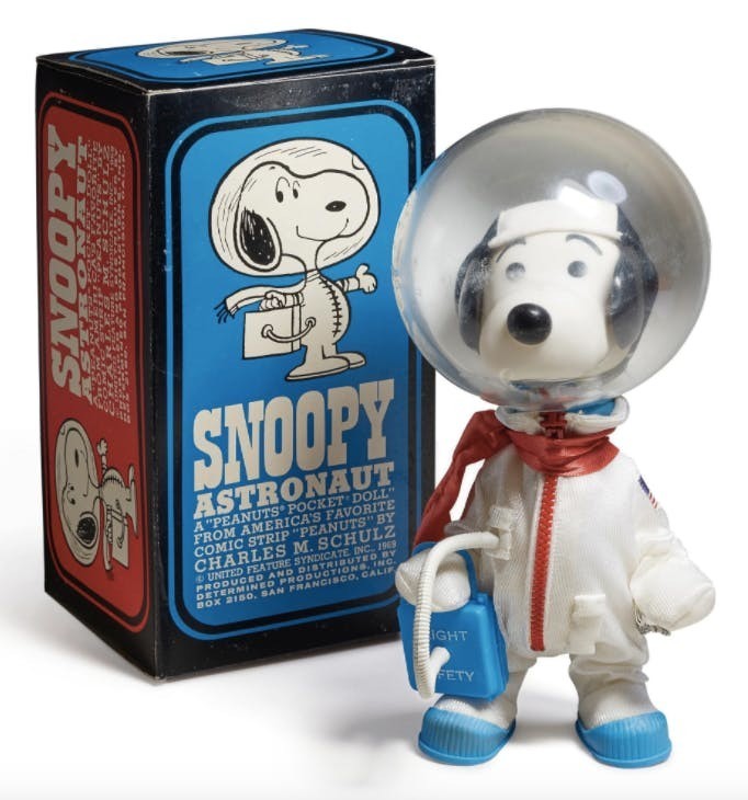 И самый милый лот: игрушка-талисман миссии Аполлон-10 — пёсик Снупи в костюме астронавта. Всего за 2-3 тысячи долларов!