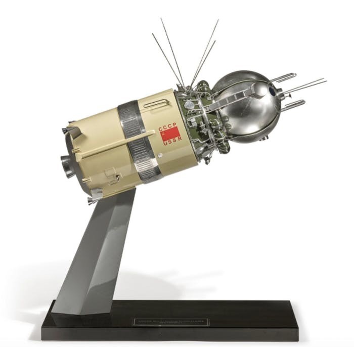 Модель космического корабля «Восток-1», на котором Юрий Гагарин впервые летал в космос, масштабом 1 к 8 — за 10—12 тысяч долларов
