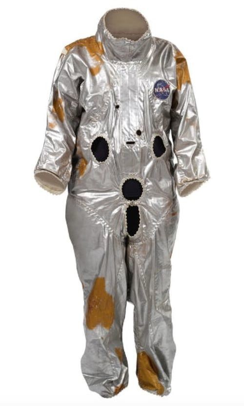 Внешний теплоизоляционный слой скафандра Гаса Гриссома, первого американца, летавшего в космос, можно приобрести за 40—60 тысяч долларов. Оранжевые пятна — ржавчина