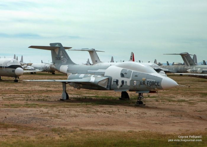 А это опять музейный экземпляр, истребитель F-101 Voodoo.