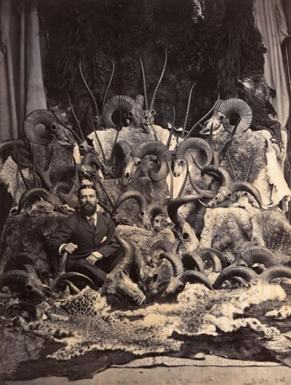 Английский охотник со своими трофеями. Индия, 1880-е годы