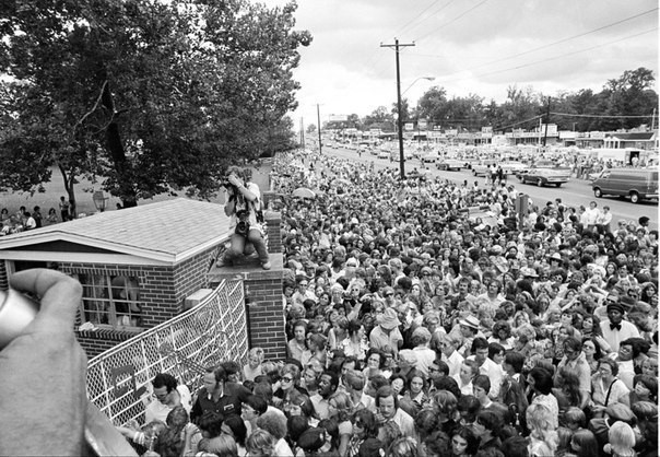 Похороны Элвиса Пресли в Грейсланде. Присутствовало 75000 фанатов.