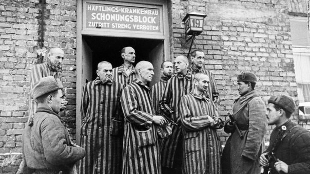 Советские солдаты освобождают узников Освенцима, 1945 г.