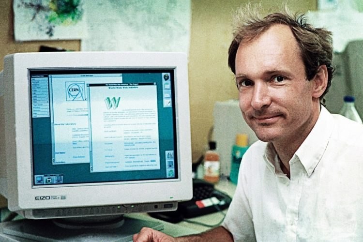 Сэр Тим Бёрнс-Ли и созданный им первый в мире веб-сайт, 1991 год.