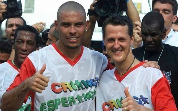 Роналдо и Михаэль Шумахер во время благотворительного матча ЮНИСЕФ в Рио-де-Жанейро, 2001 г.