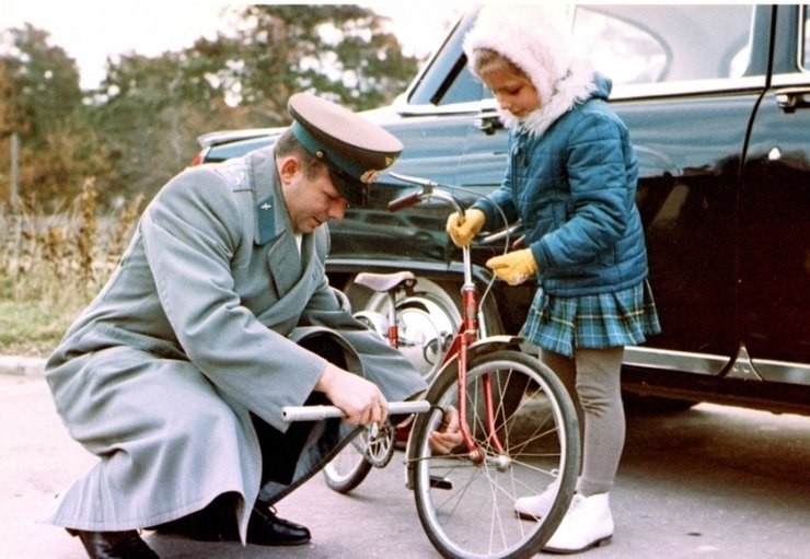 Юрий Гагарин с дочкой