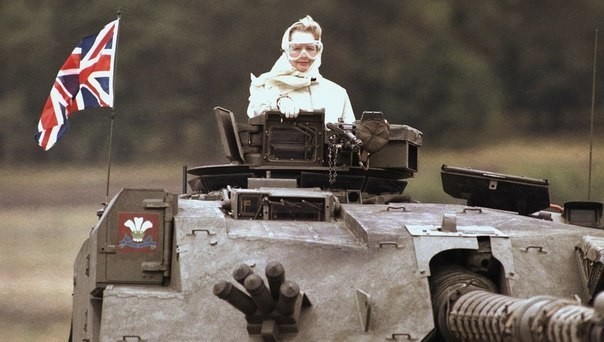 Маргарет Тэтчер в танке "Челленджер" во время визита на британскую военную базу в Фаллингбостеле, 17 сентября 1986 года.