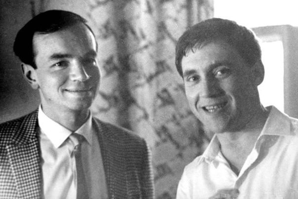 Андрей Вознесенский и Владимир Высоцкий в Москве. СССР, июнь 1967 года.