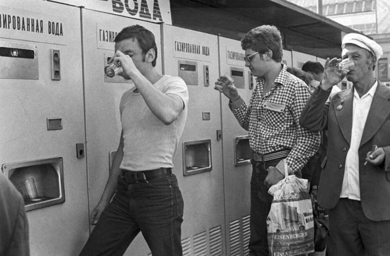 Автоматы по продаже газированной воды в советские годы можно было нередко встретить на улице или в общественных местах. Только в Москве таковых насчитывалось 10 000