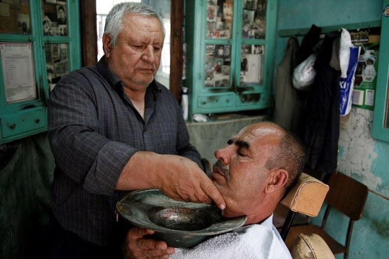 62-летний Али Марили из города Килис в Турции унаследовал парикмахерскую своего отца после его смерти. Он до сих пор обслуживает клиентов теми же традиционными методами, что и его отец.