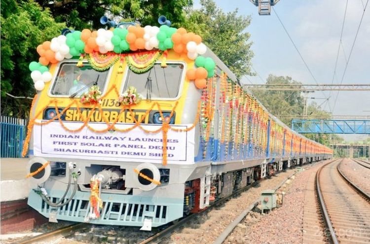 В Индии запуcтили первый поезд с солнечными панелями (7 фото)