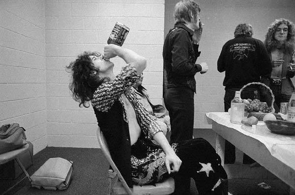 Джимми Пейдж готовится к концерту Led Zeppelin перед выходом на сцену. 1977 год