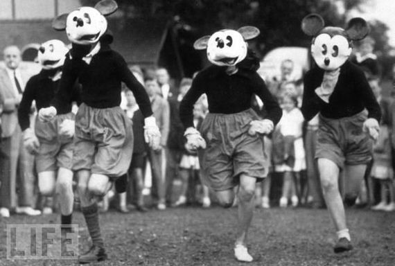 Забег Микки Маусов во время проведения дня спорта в клубе Микки Мауса города Гилфорд. Англия, 1938 год
