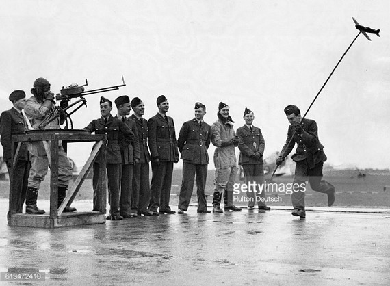 Тренировка английского воздушного стрелка. 1940-е