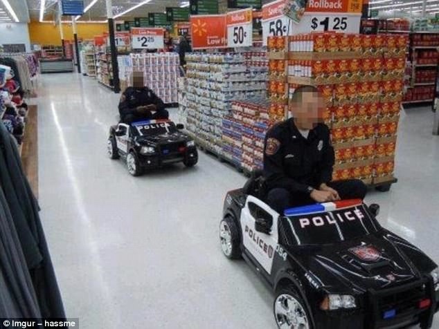 В объявлении о найме охранников в супермаркет было сказано: "Предоставляется служебный автотранспорт" 