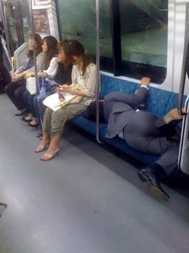 Кто сказал, что в метро нельзя комфортно спать?