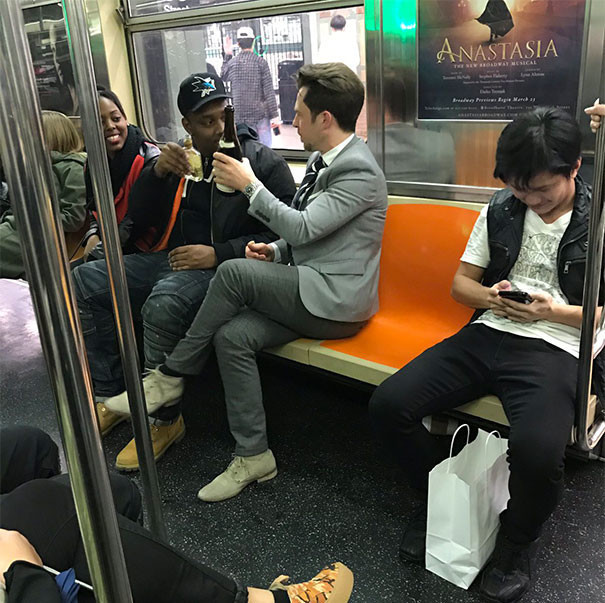 Праздник в метро Нью-Йорка