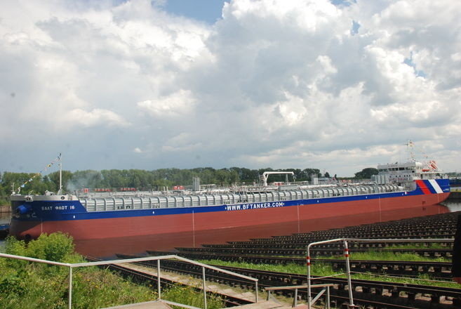 6. Завод «Красное Сормово» спустил на воду первый танкер по новому проекту RST27M