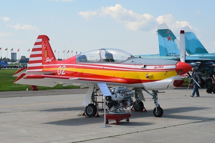 15. Представлен второй летный прототип самолета Як-152