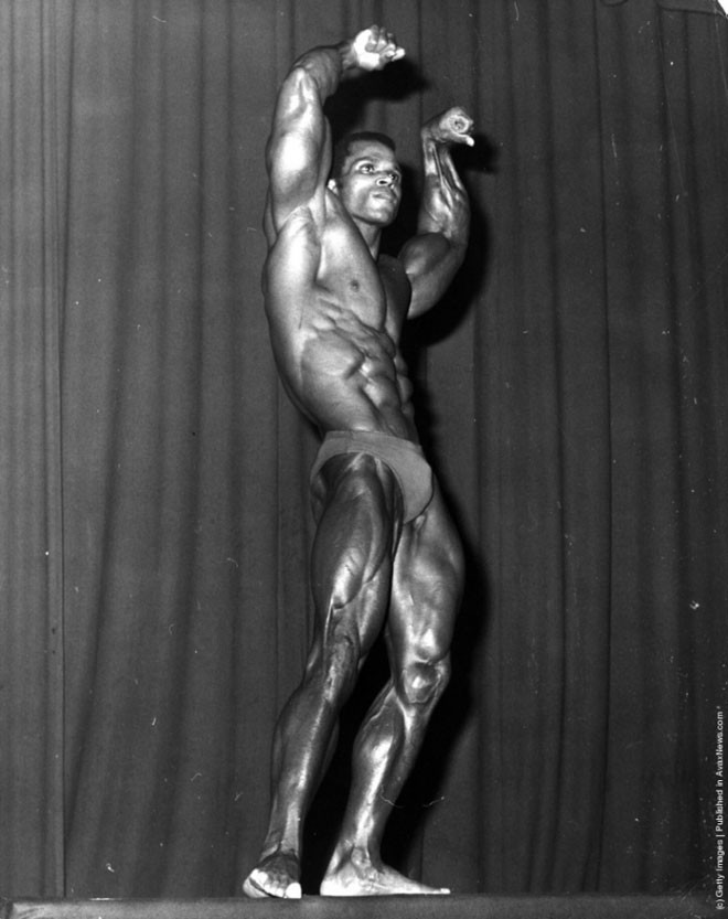 Серж Нубре (Serge Nubret), участник конкурса «Мистер Вселенная» демонстрирует мышцы во время отборочного этапа конкурса. 1976 год.