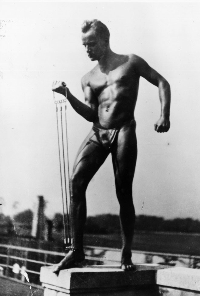 Немецкий спортсмен занимается на Берлинском стадионе, 1935 год.