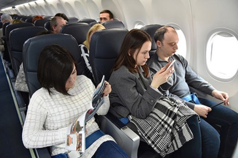 Минтранс разъяснил новые правила провоза телефонов в салонах самолетов