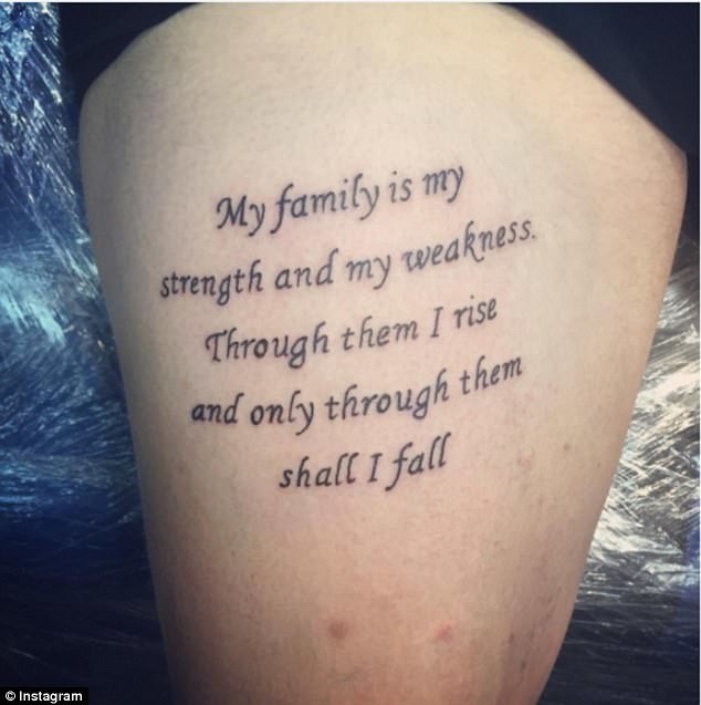 Эмоциональная цитата на ноге ("Моя семья - моя сила и слабость. С ними поднимусь, с ними - упаду")
