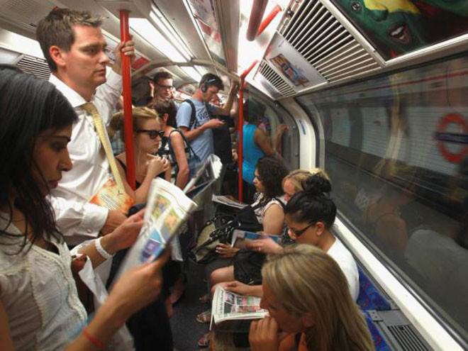 Великобритания: когда вы слишком громко разговариваете в метро