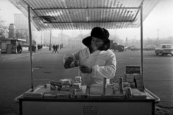 Уличная торговля мороженным в Москве. 1968 год.