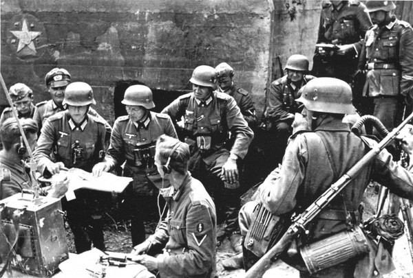 Немецкие солдаты и офицеры стоят возле ДОТ-а киевского укрепрайона. 1941 год.