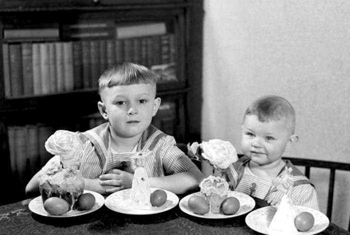 Дети празднуют Пасху. 1960-е годы.
