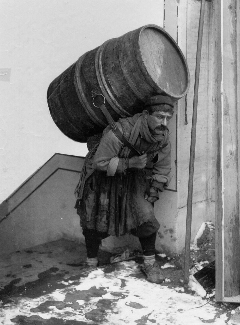 Доставка питьевой воды в Тифлисе. 1900-е годы.