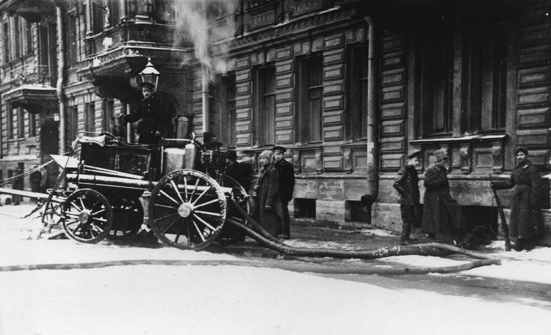 Перекачка вина из подвалов. Екатерининский канал, 1917 год.