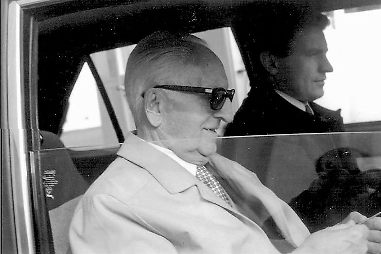 Энцо Феррари в пассажирском кресле Peugeot 504. За рулем личный помощник 'Коммендаторе' Дино Тальядзукки