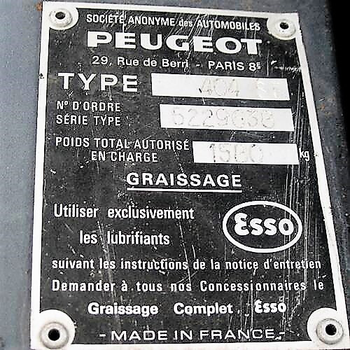 Табличка с номером кузова Peugeot 404 'Коммендаторе'