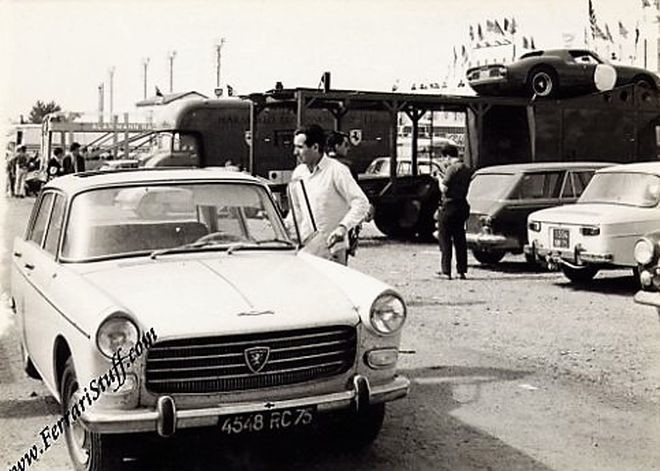 Еще один яркий контакт Peugeot и Ferrari. Заводской пилот 'Гарцующих жеребцов' Лоренцо Бандини рядом с седаном 404 в Ле-Мане 1965 года. Впрочем, именно этот 'пыж' судя по парижским номерам скорее всего просто рентакар