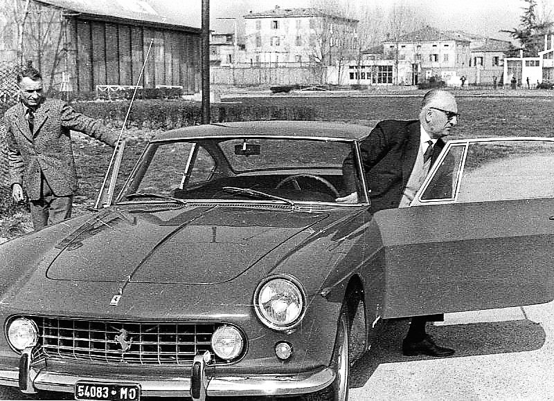 Энцо вылезает из салона Ferrari 250 GT 2+2 1960 года. Машина просто шедевральная, но для ежедневных поездок 'Коммендаторе' предпочитал транспорт попроще…