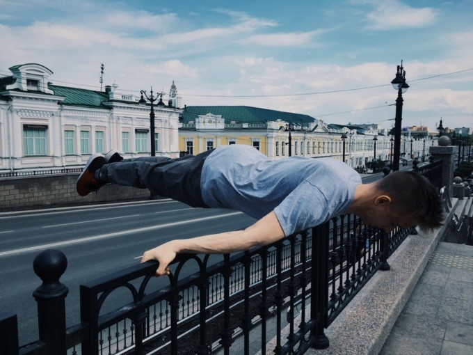 Воркаут по-омски: парень прославился в инстаграме трюками на фоне ковра