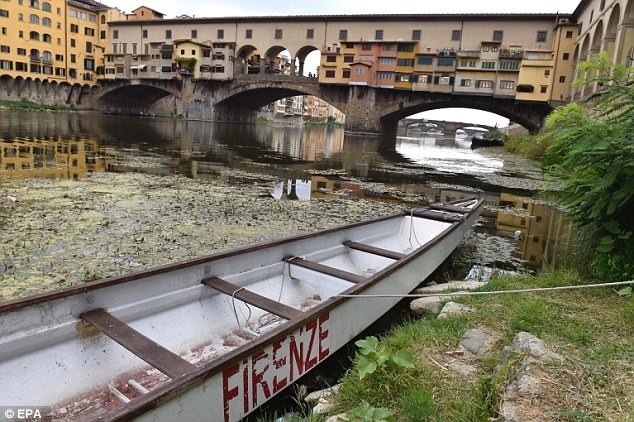 Отсутствие дождей привело к проблеме водоснабжения во многих городах Италии, в том числе и во Флоренции (на снимке)