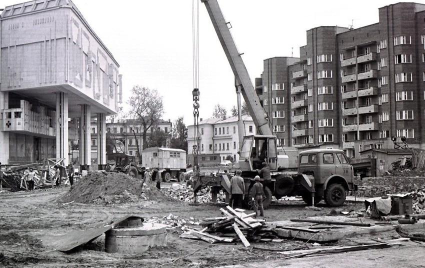 Строительство ТЮЗа на площади Юности, 1983 г.