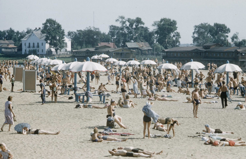 На городском пляже, 1959 г.
