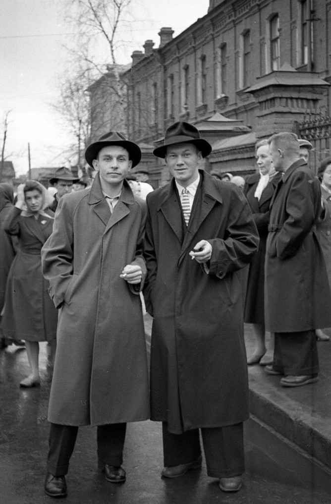 Празднично одетые мужчины, начало 60-х гг.