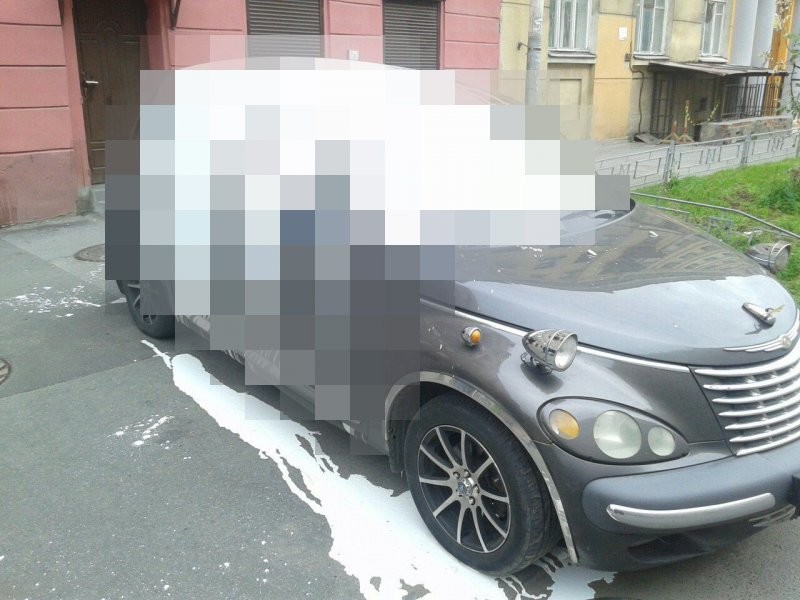 В СПб вандалы облили автомобиль белой краской