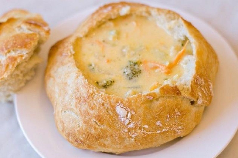 Сырный суп в хлебном горшочке (по-чешски)