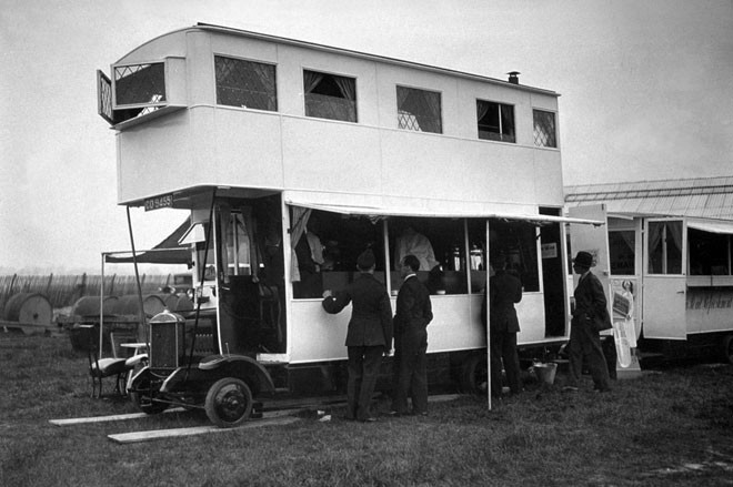 Клиенты покупают легкие закуски в передвижном баре на автобусе, 1933 год