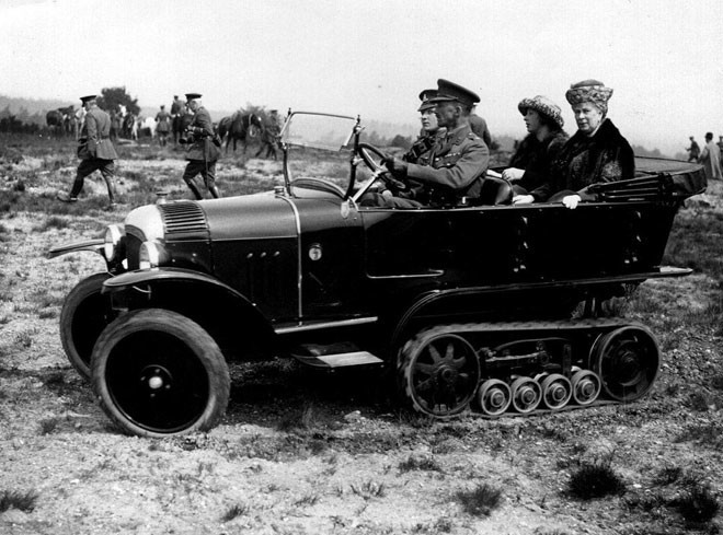 Королева Мария с принцессой в армейском автомобиле с гусеничным приводом, 1920 год