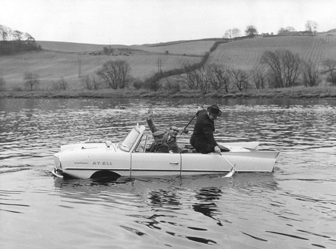 Аква-автомобиль немецкой постройки, мог передвигаться как по суши, так и по воде, 1964 год