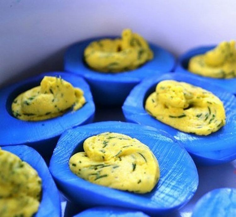 Удивите гостей синими яйцами - половинки вареных яиц поместить на 15-20 минут в сок от краснокочанной капусты, а желтки перемешать с чем угодно и нафаршировать ставшими сними половинки. Не держите долго - появится неприятный запах 