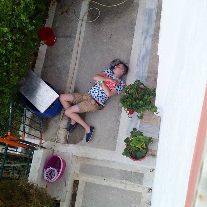 Шокирующие фото британских туристов, отдыхающих на Корфу